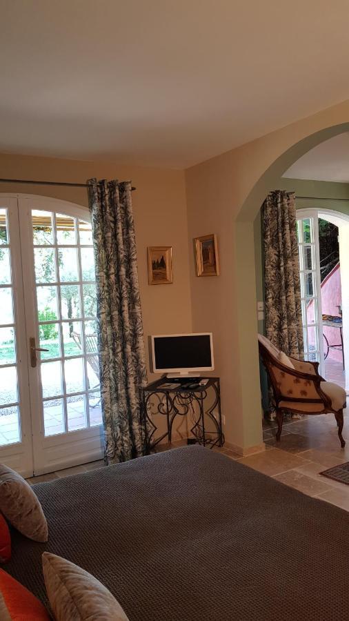 Pierres Blanches Bed and Breakfast Cotignac Exteriör bild